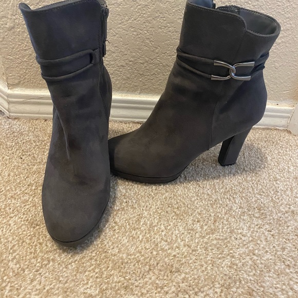 Women Gray Suede Booties Sz 8 - Picture 1 of 2
